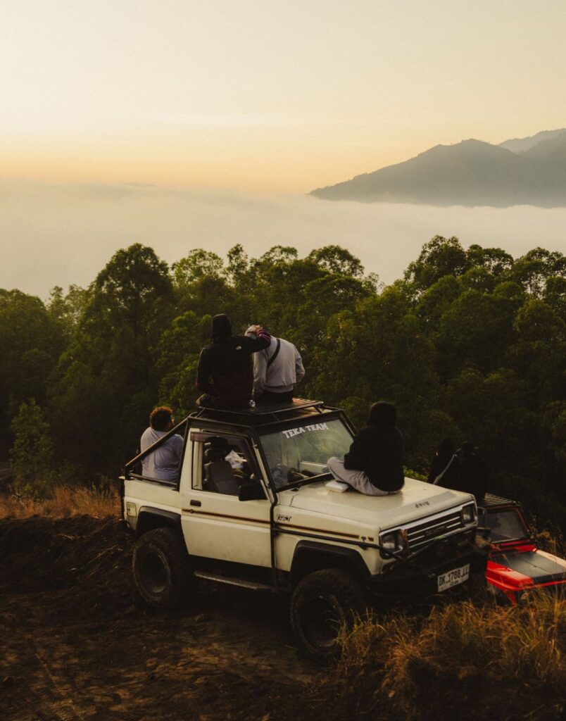 Jeeps bij zonsopkomst boven de wolken op Bali