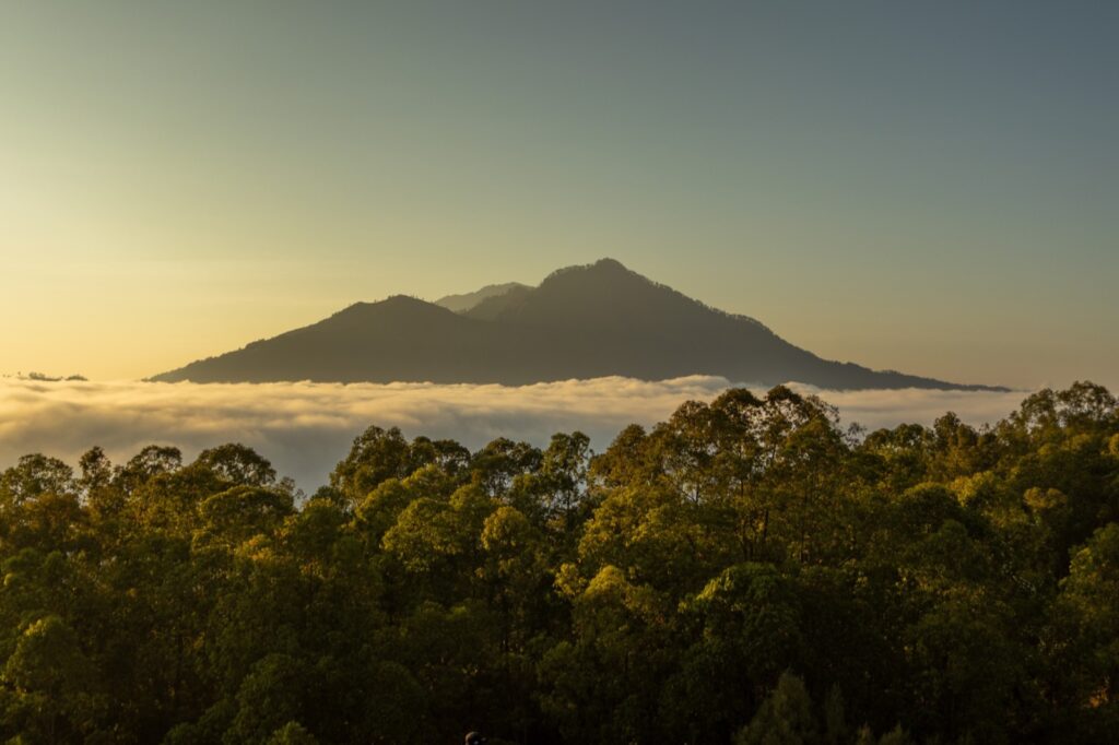 Vulkaan boven een wolkenzee op Bali
