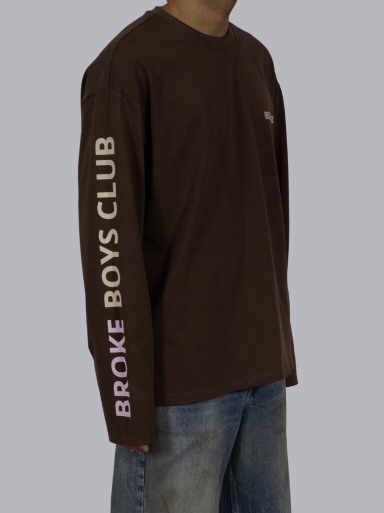 Bruine longsleeve van Broke Boys Club, schuin met mouwprint