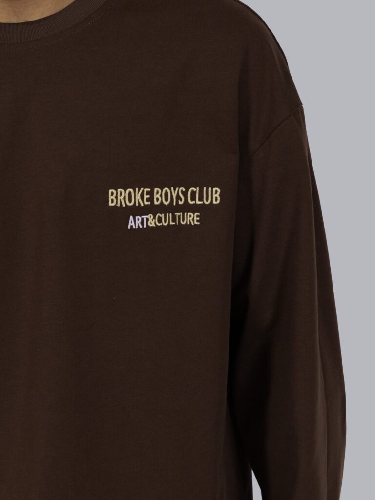 Detail van de print op de bruine longsleeve