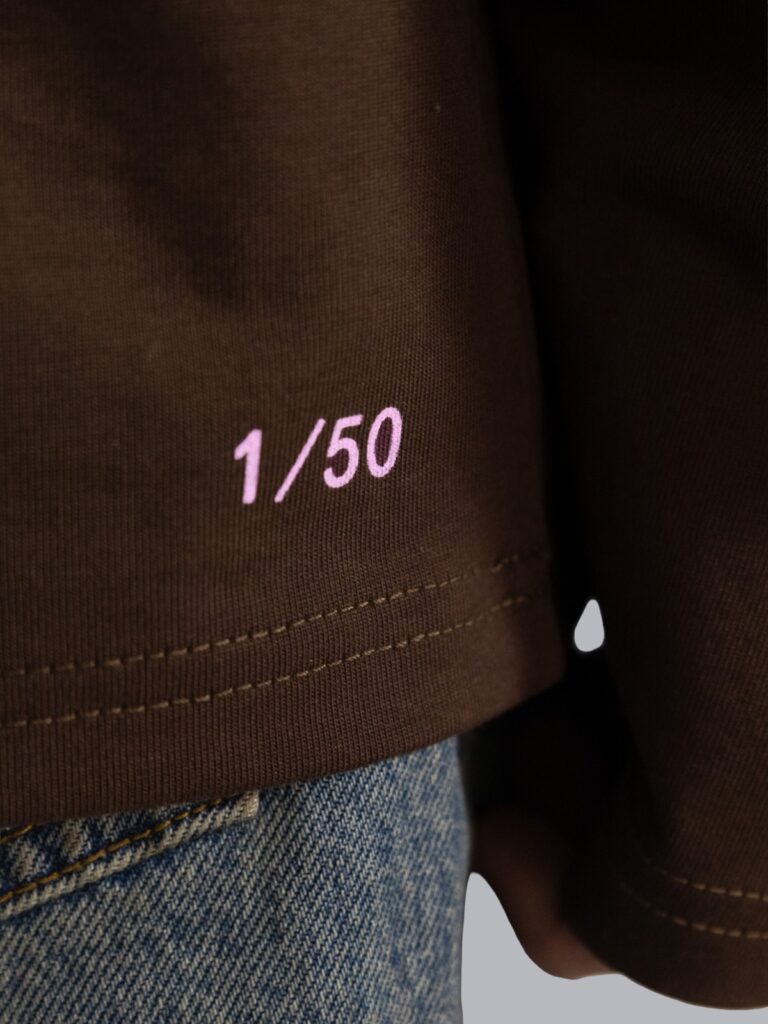 Detail van de bruine longsleeve