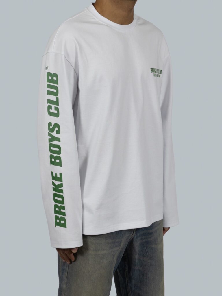 Witte longsleeve van Broke Boys Club, schuin met mouwprint