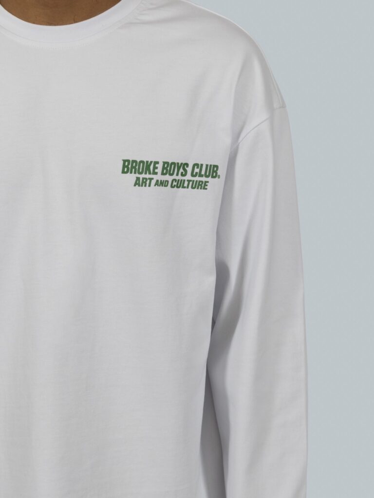 Detail van de print op de witte longsleeve
