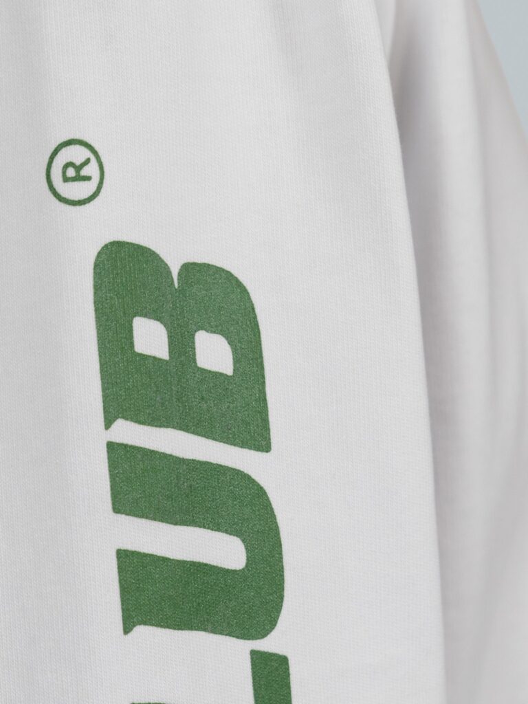 Detail van de witte longsleeve
