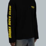 Zwarte longsleeve van Broke Boys Club, schuin met mouwprint