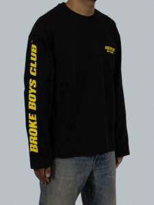 Zwarte longsleeve van Broke Boys Club, schuin met mouwprint