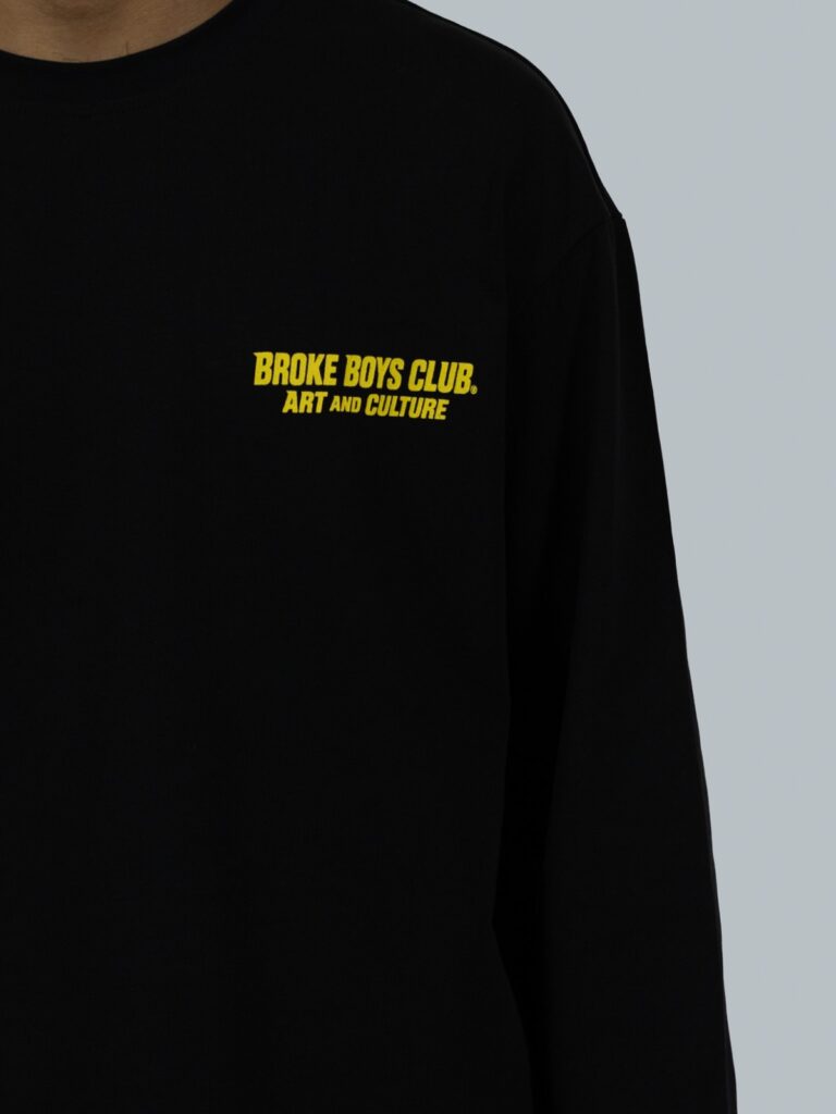 Detail van de print op de zwarte longsleeve