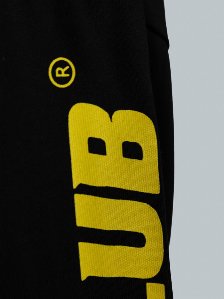 Detail van de zwarte longsleeve