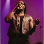 Jonna Fraser zingt in paars licht op het podium van TivoliVredenburg