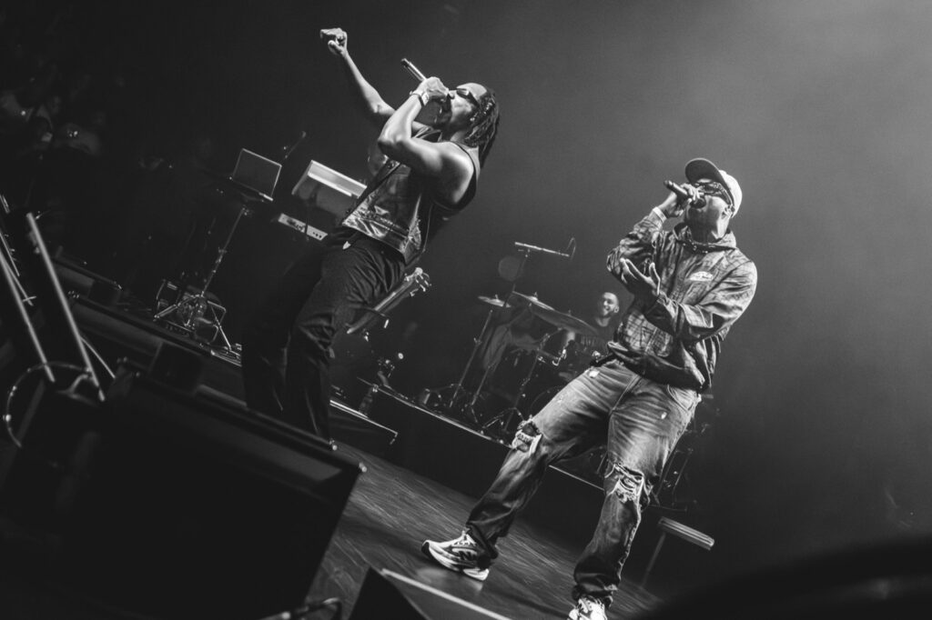 Zwart-witfoto van Jonna Fraser en YoungBaeKansie die samen rappen