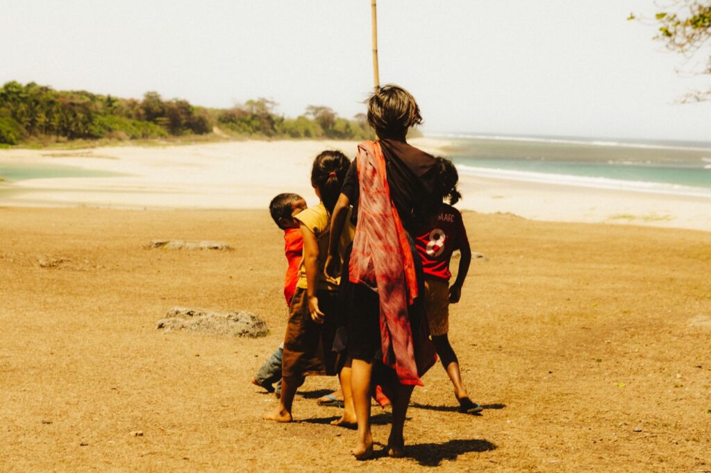 Kinderen lopen richting zee op Sumba