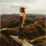Portret van Jade in batikjurk met de heuvels van Sumba op de achtergrond