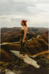Portret van Jade in batikjurk met de heuvels van Sumba op de achtergrond