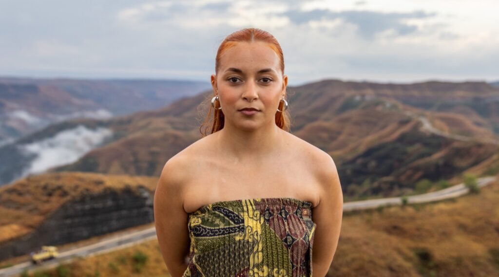Portret van Jade in het landschap van Sumba