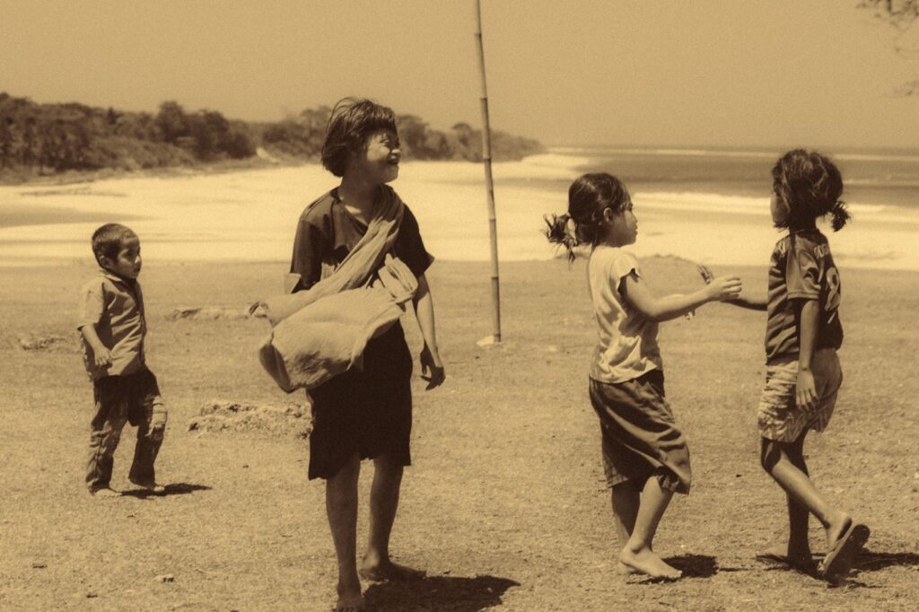 Kinderen spelen bij het strand op Sumba