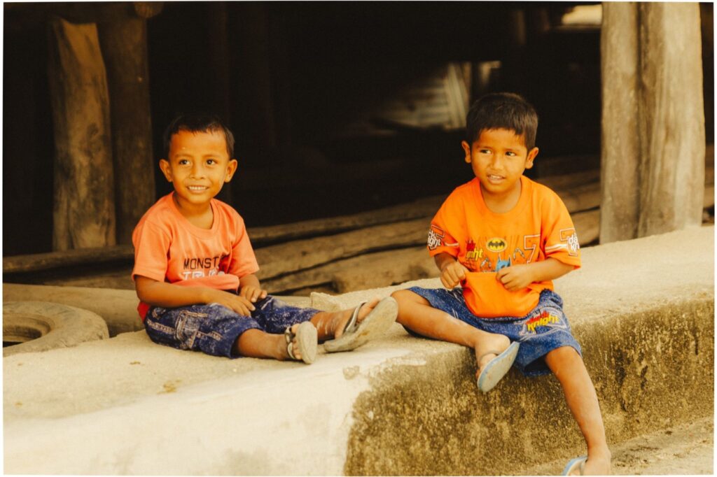 Twee jongens in oranje shirts op Sumba