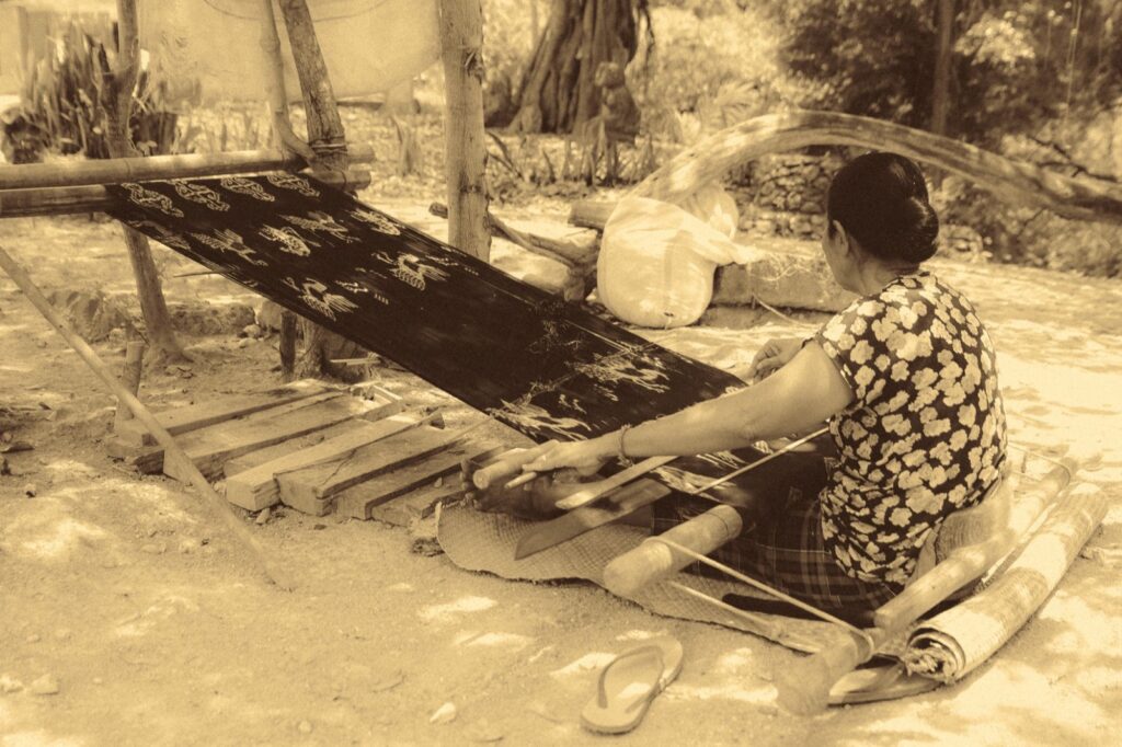 Vrouw aan het traditionele weefgetouw op Sumba