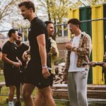 Lopers in gesprek in het park voor de start
