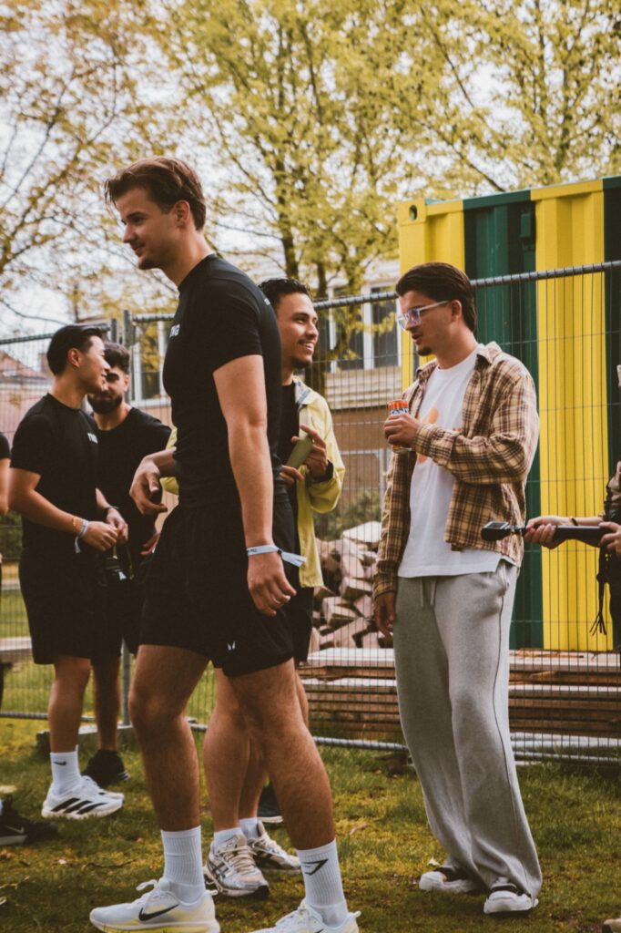 Lopers in gesprek in het park voor de start