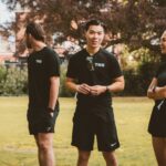 Drie leden van TNG in gesprek in het park