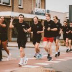 Loopgroep rent lachend door de straat