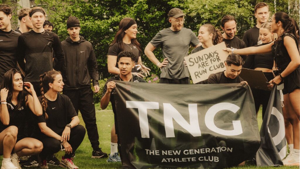 Groep met de TNG-vlag en het bord Sundays are for run clubs