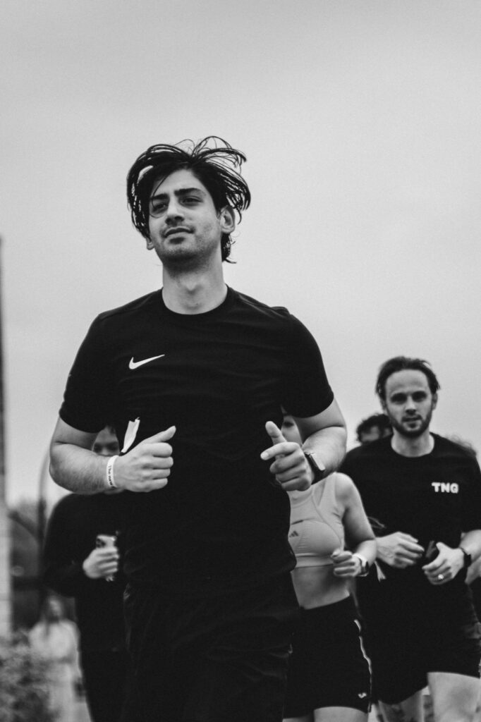 Zwart-witfoto van een loper met wapperend haar