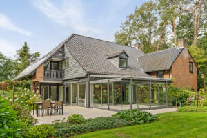 Achtergevel van een vrijstaande woning met serre