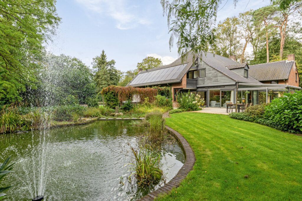 Tuin met vijver en fontein bij een vrijstaande woning