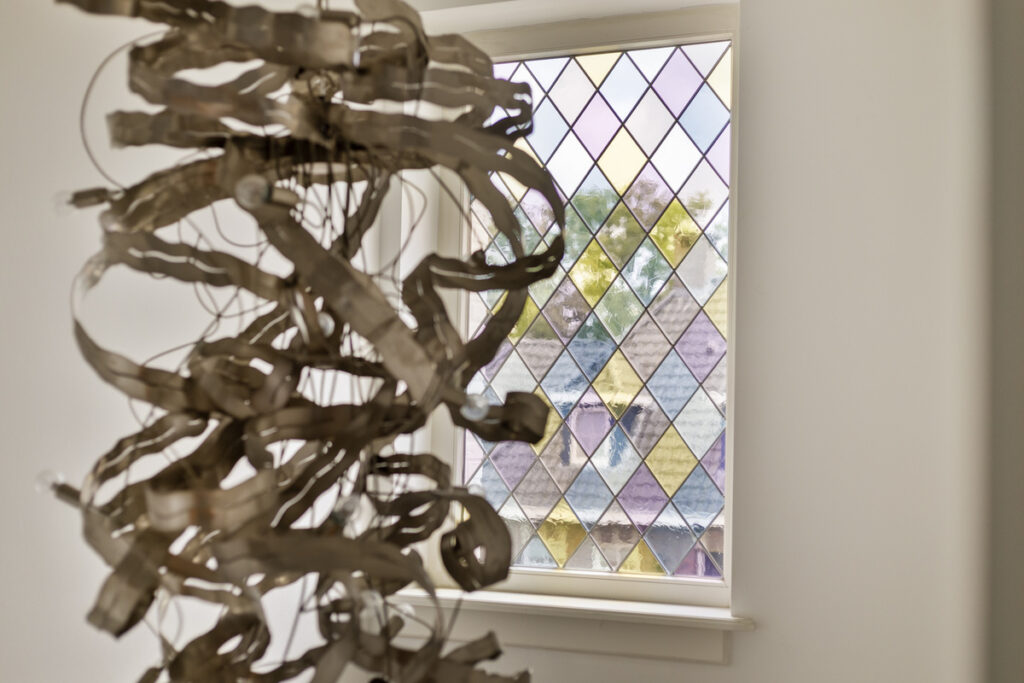 Glas-in-loodraam met een designlamp op de voorgrond