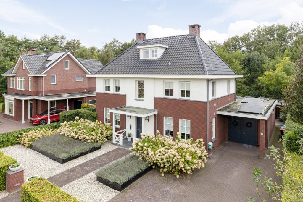 Voorgevel van een villa met hortensia’s