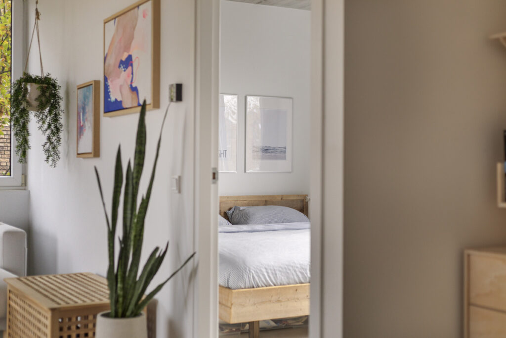 Doorkijk naar de slaapkamer