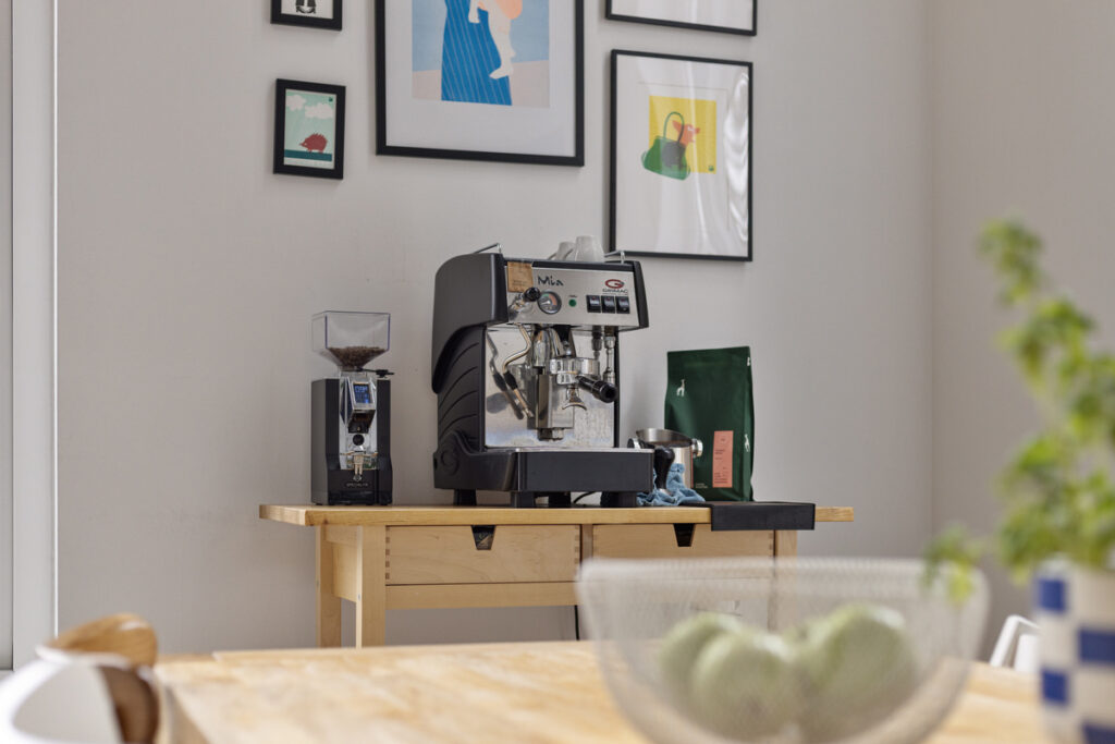 Koffiehoek met espressomachine en kunst aan de muur