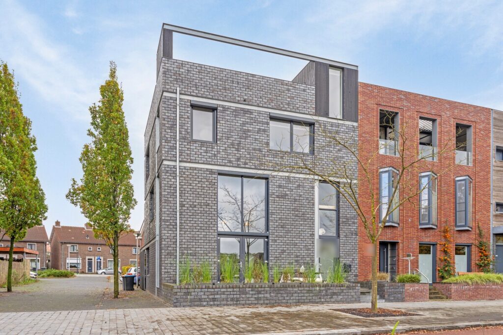 Moderne hoekwoning met grijze baksteen en dakterras