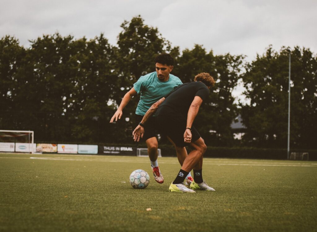 Twee spelers in duel om de bal