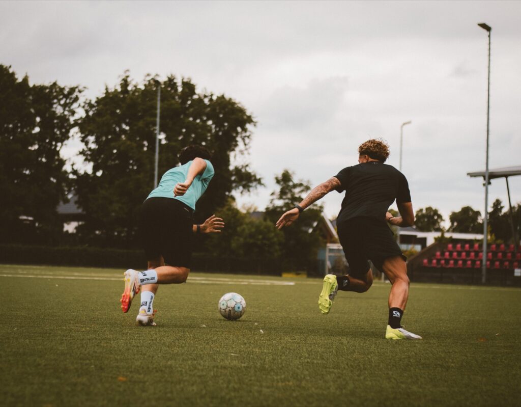 Twee spelers van achteren in sprint naar de bal