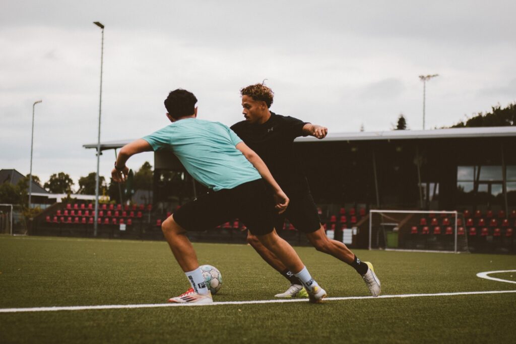 Duel bij de tribune met rode stoeltjes